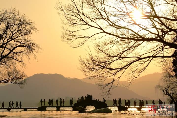 杭州：春节长假落幕 西湖落日迷人