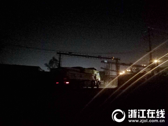 运输车进入瓜山（杜子桥）码头.jpg