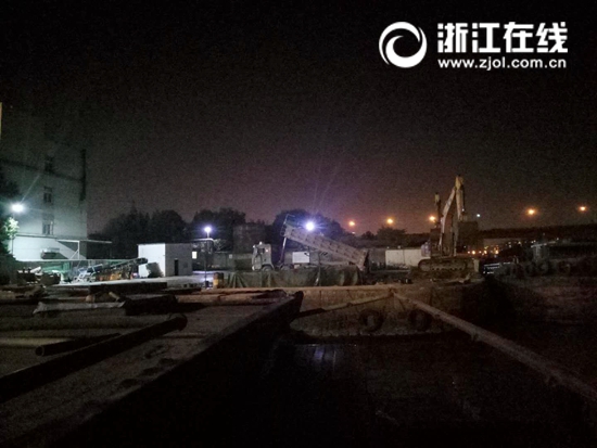 运输车在谢村1号泊位卸载渣土.jpg