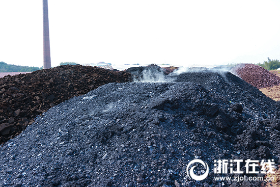 散发着阵阵恶臭的疑似磷化渣或电镀污泥里掺进了大量石灰