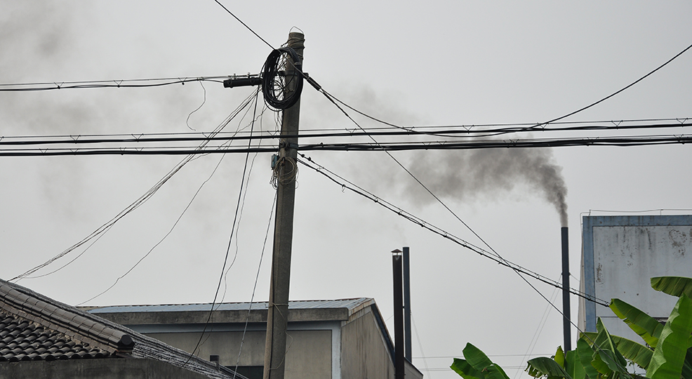 工业烟囱不时冒出黑烟  在我省各地大小工业园区,烟囱直排黑烟的现象