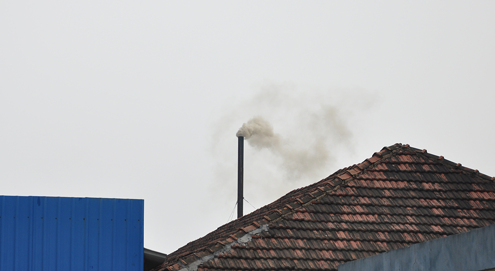针对黑烟囱排污,百姓的投诉不断,却难以真正起到成效.