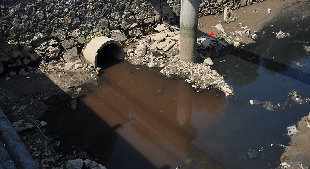 雨水管道排出红色污水