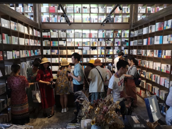 6月16日先锋陈家铺平民书局正式开业,前来阅读的读者络绎不绝.